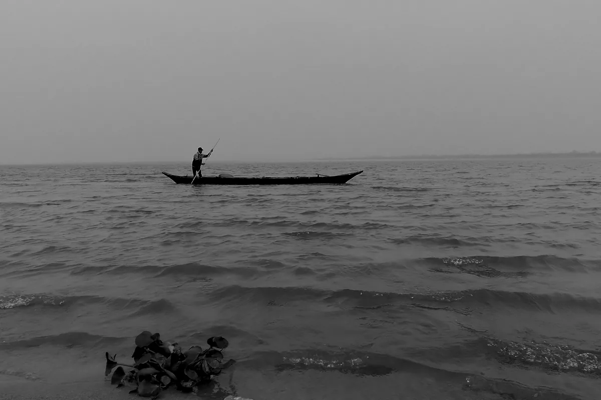 Kleines Ruderboot auf dem Brahmaputra bei Majuli in diesiger Atmosphäre