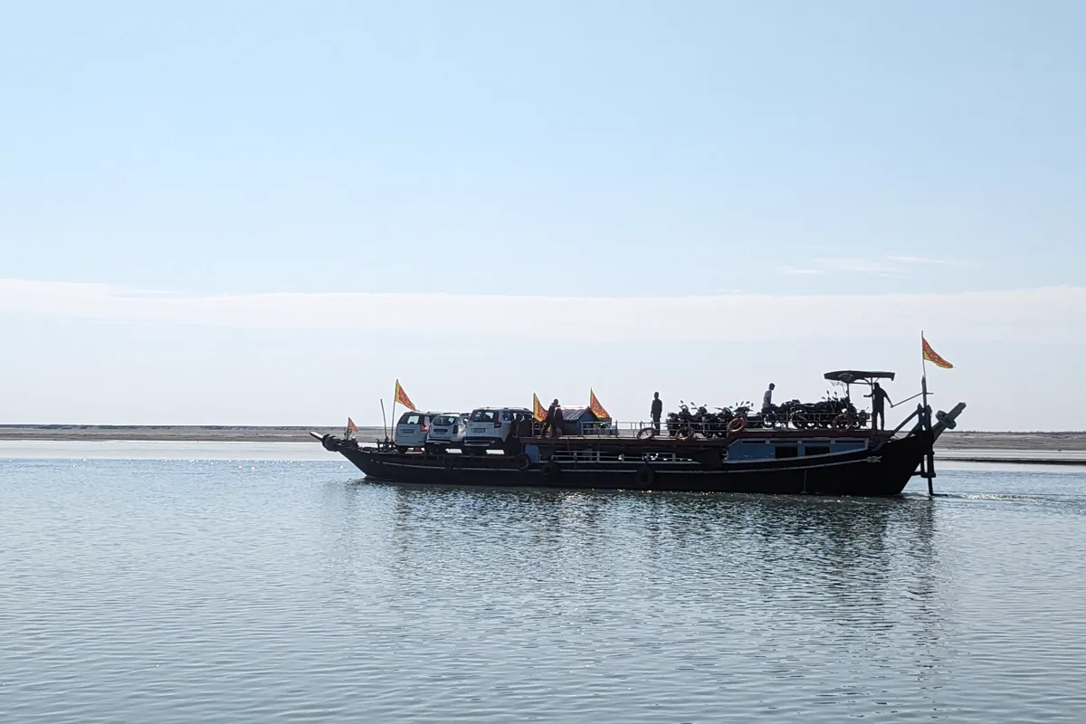 Passagier- und Fahrzeugfähre auf dem Brahmaputra bei Majuli in Assam