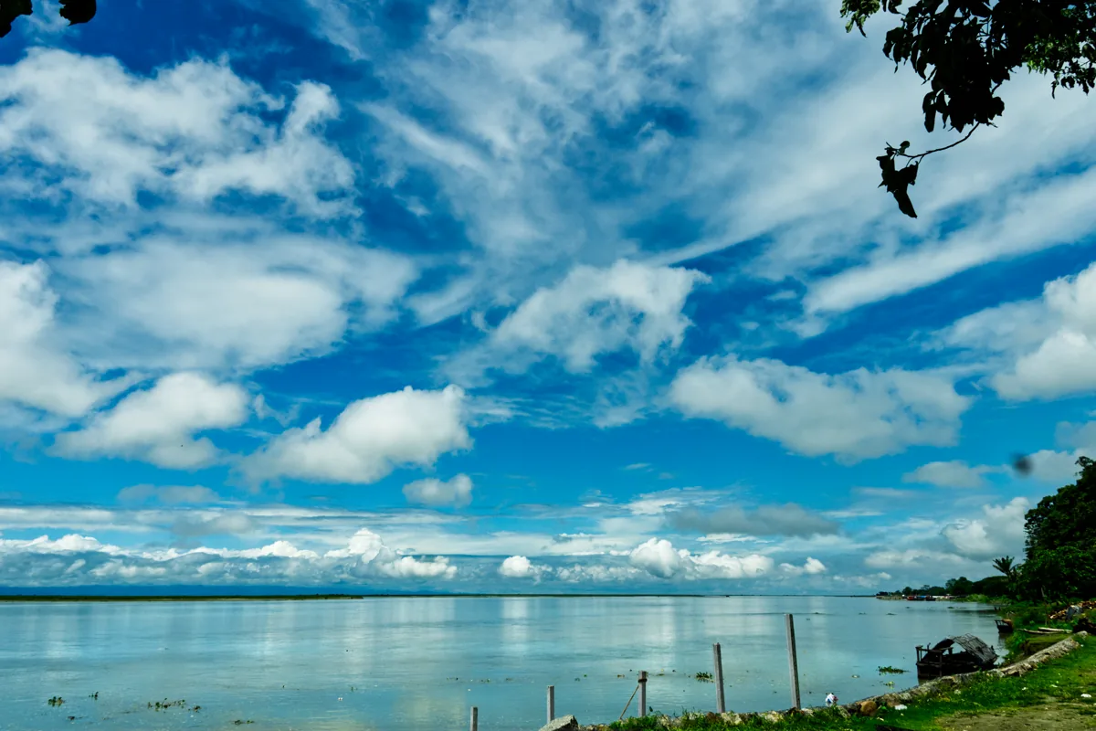 Breiter Brahmaputra am Ufer von Dibrugarh in Assam