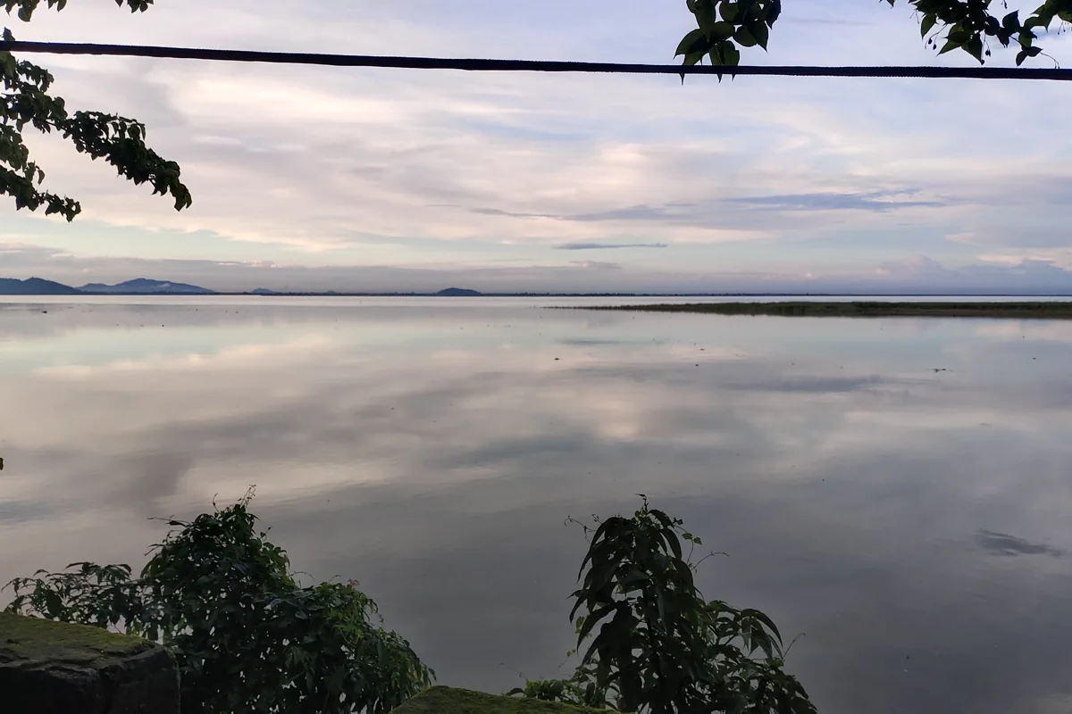 Breiter Brahmaputra bei Goalpara in Assam mit flachem Ufer und Hügeln am Horizont