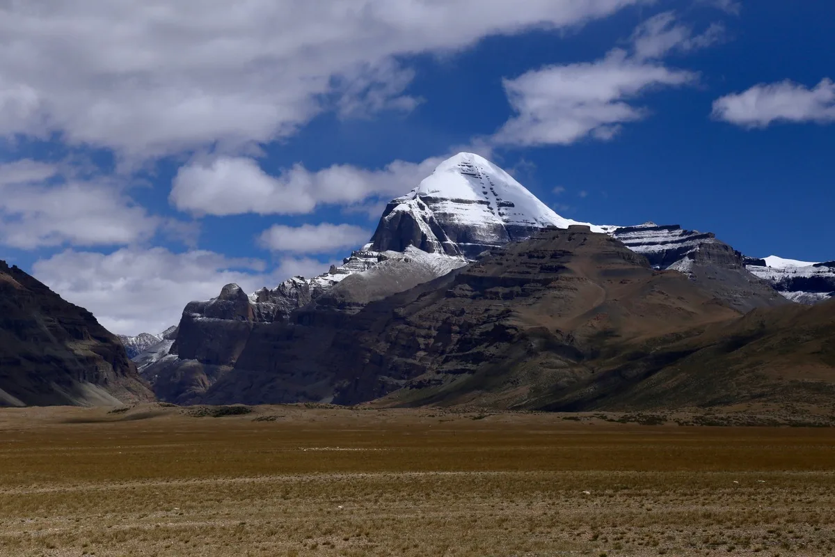 Schneebedeckter Kailash über der tibetischen Hochebene